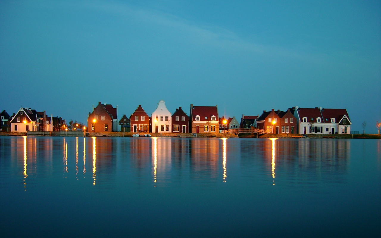 01288_esontown_1280x800.jpg