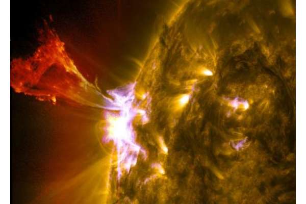 NASA公布太阳耀斑爆发图像